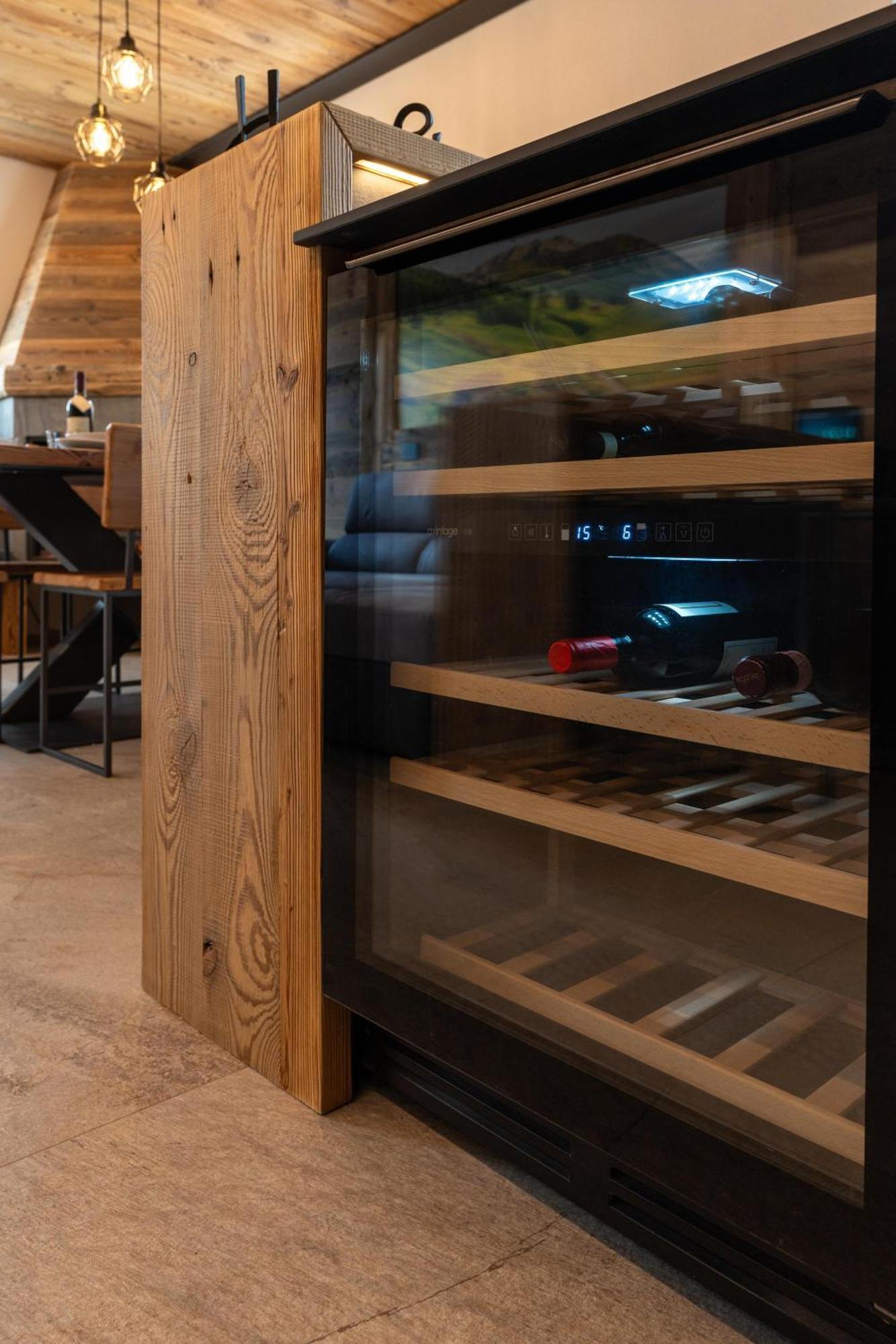 Cantinetta vini nel soggiorno, Ironwood Livigno