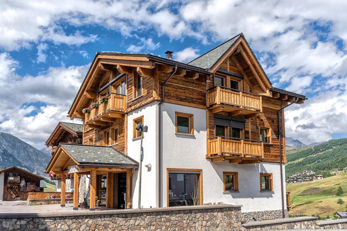 Facciata esterna di Ironwood Livigno con vista sulle montagne