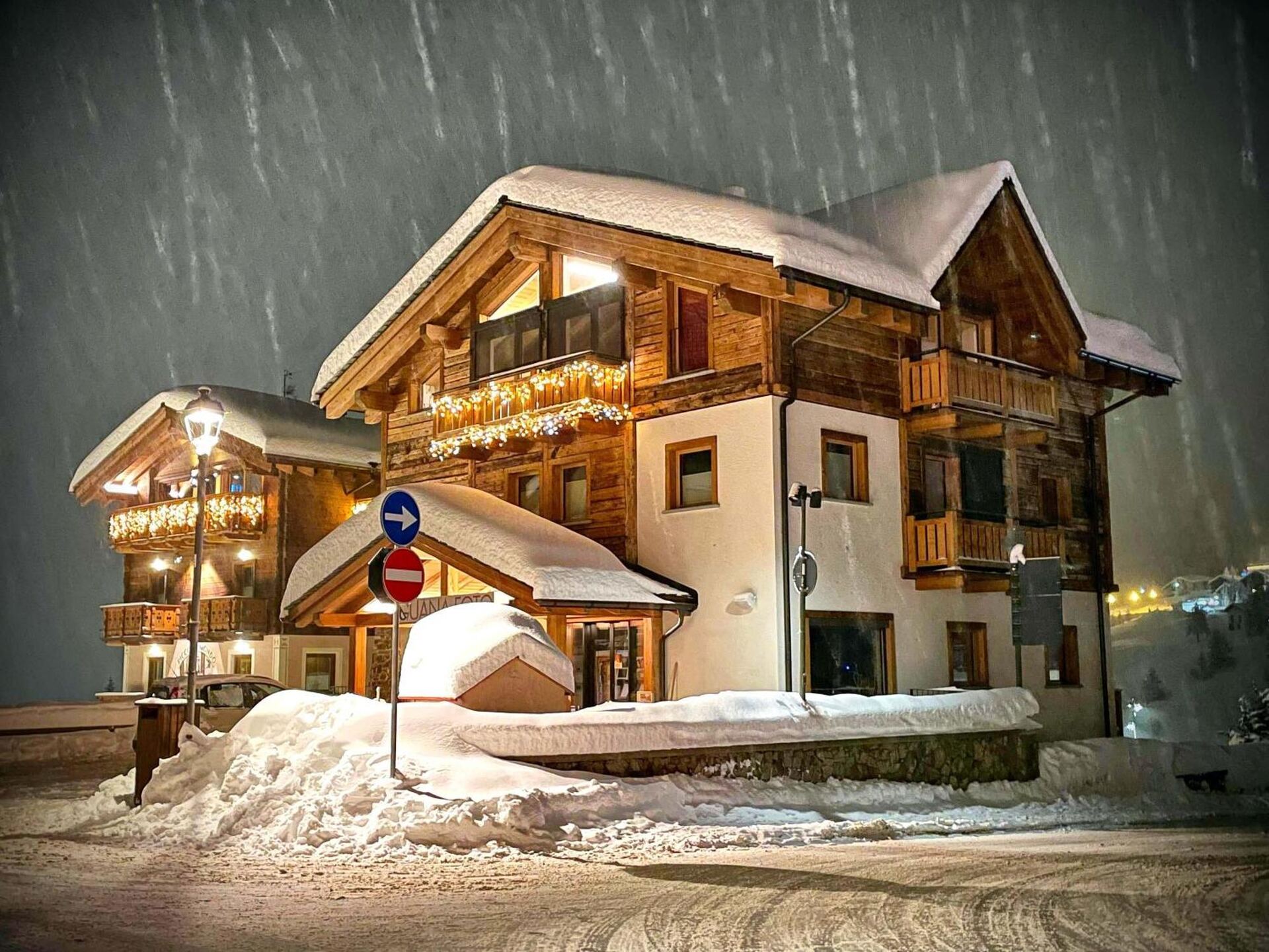 Ironwood Livigno sotto la neve, vista esterna serale
