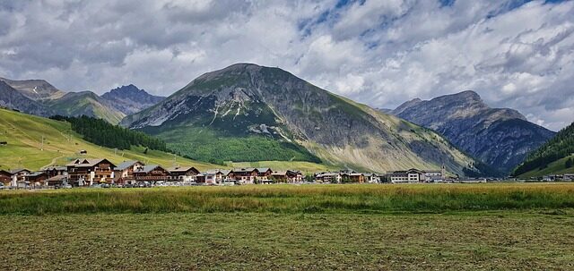 Vista sul paese di Livigno circondato dalle montagne