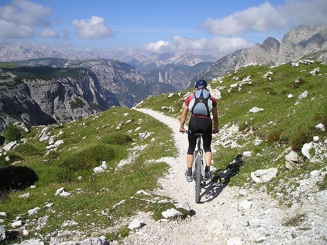Ciclista in mountain bike sui sentieri estivi vicino a Livigno