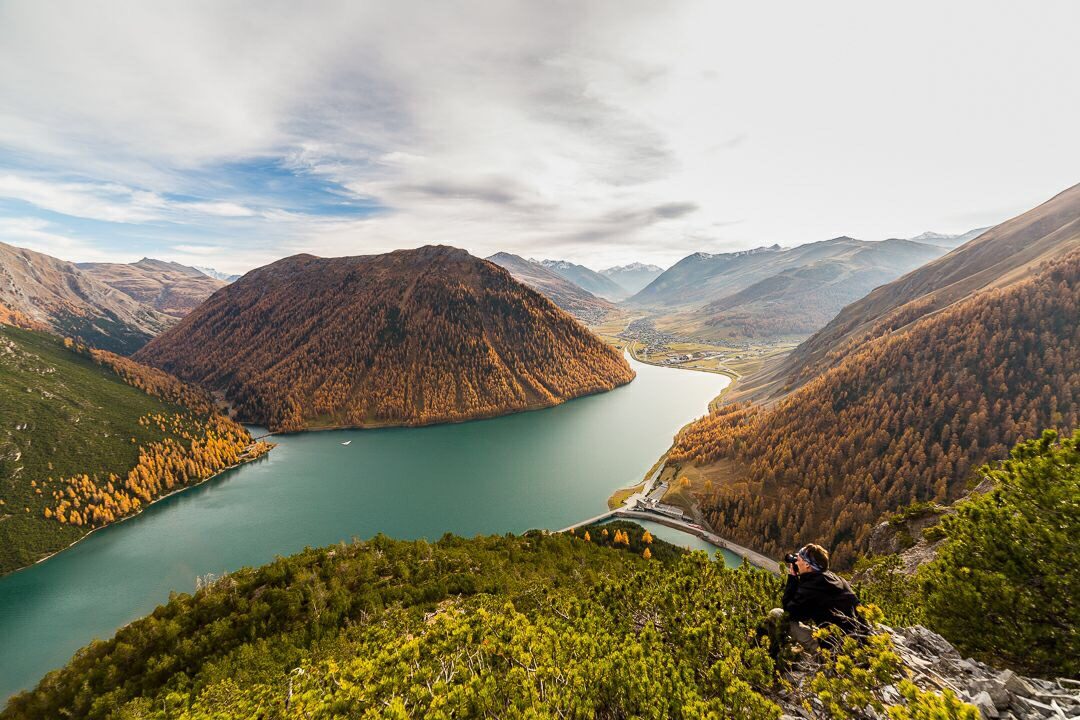 Vista panoramica sul lago di Livigno dall'alto in autunno