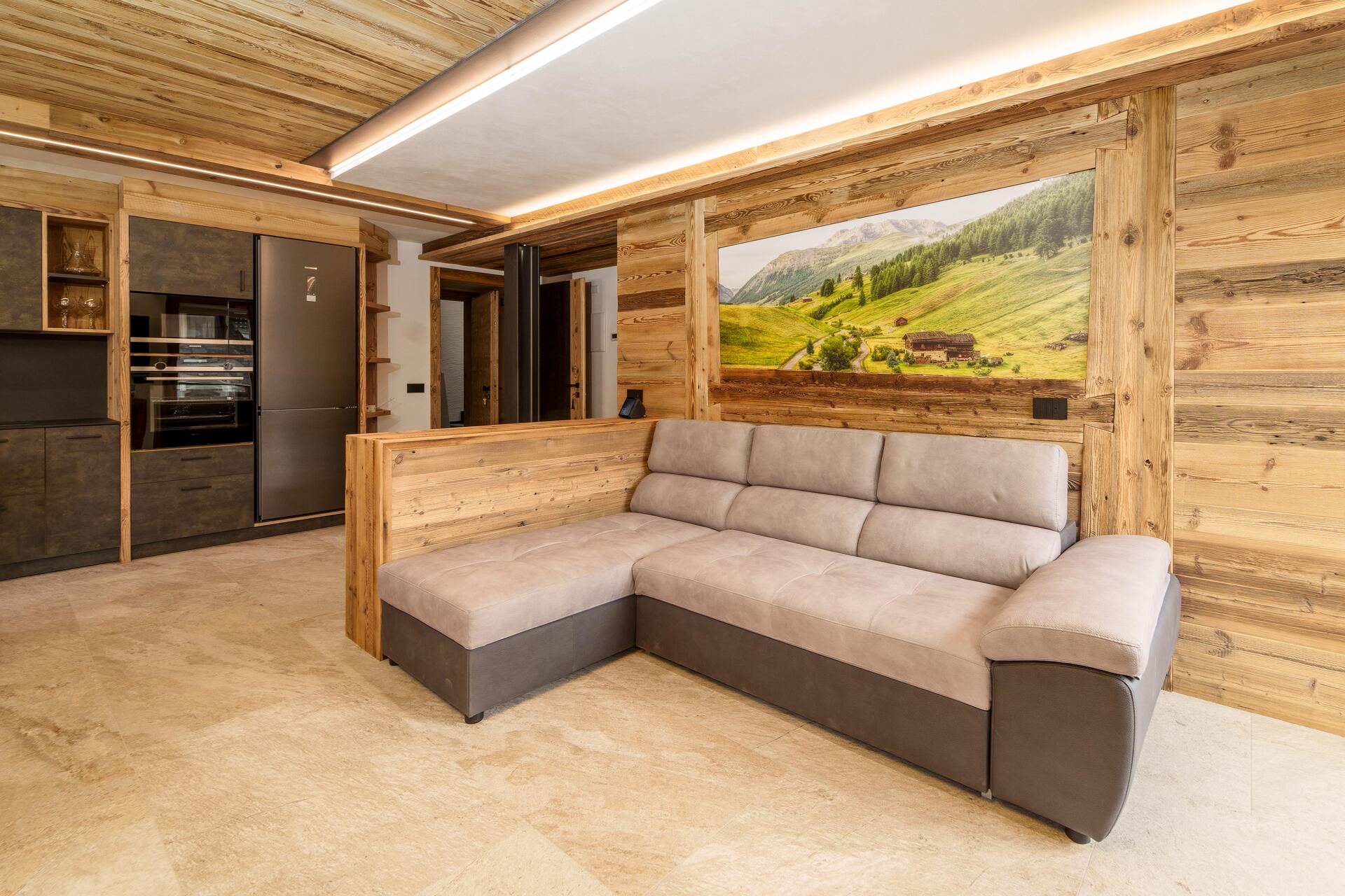 Zona giorno con divano e parete in legno, appartamento Ironwood Livigno
